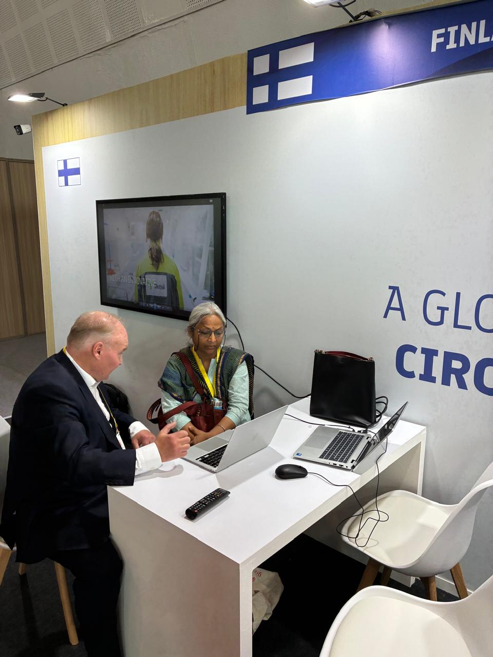 Filtrabit VP of Sales Pasi Pesonen demonstrating Filtrabit technology at the Finland booth of the World Circular Economy Forum 2026 in India.